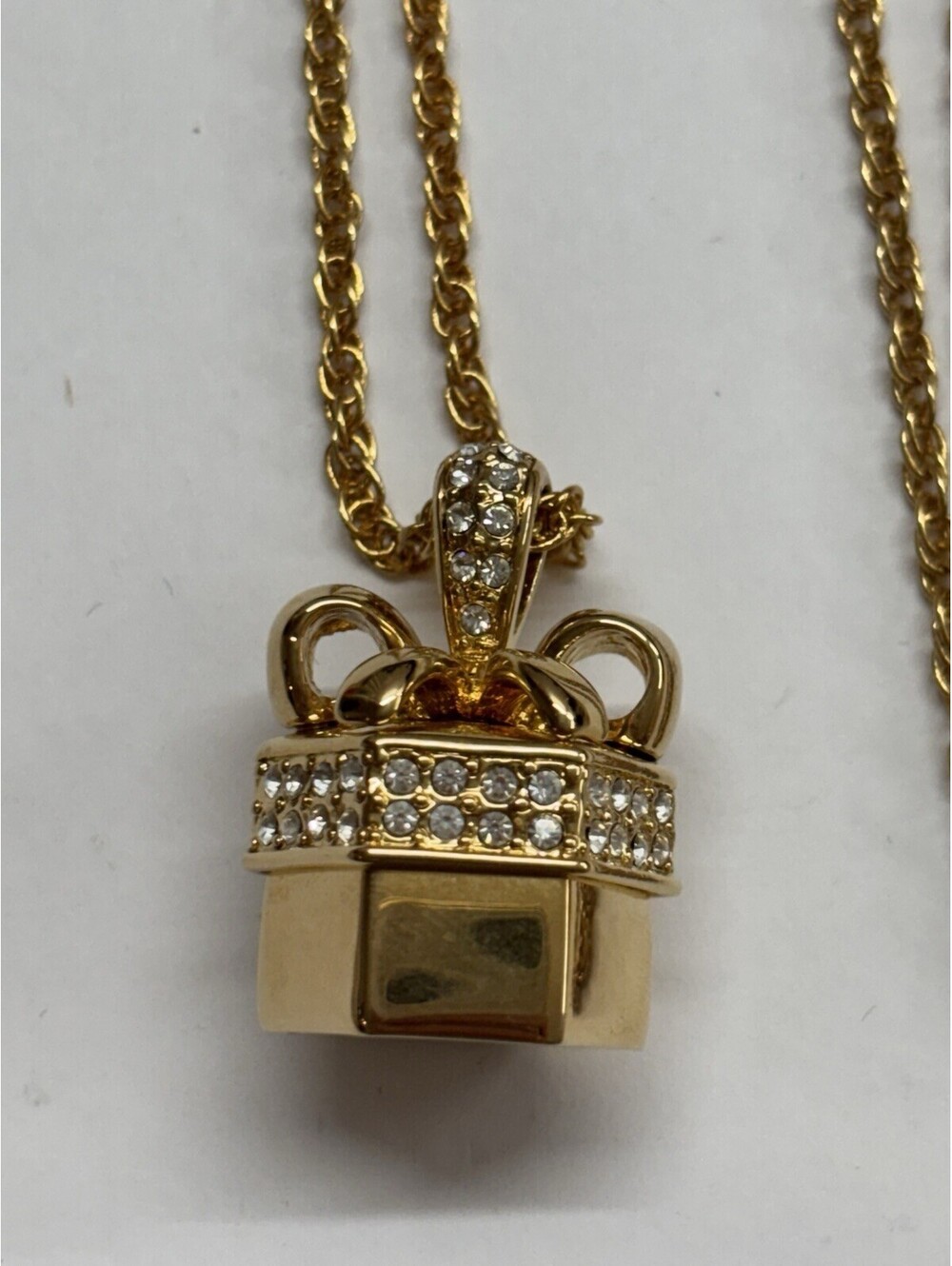 Joan rivers working gift box locket necklace gold tone with heart pendant